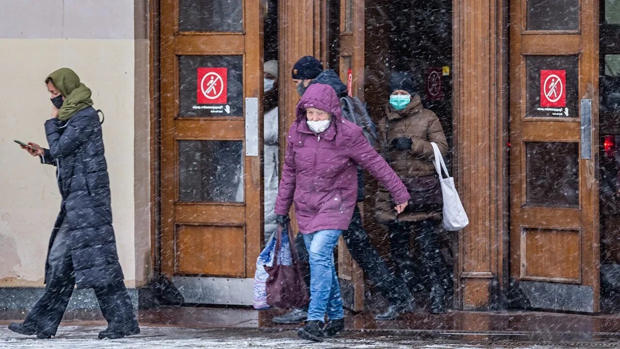 Грипп москва март. Грипп в Москве сейчас. Сильный ветер снег гололедица. Из за гриппа посторонним запрещено. В Москве грипп ОРВИ фото метро.