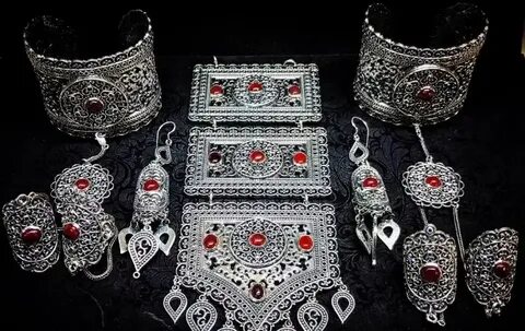 Секретарьлардың ренжіп жатқанын қараңыз