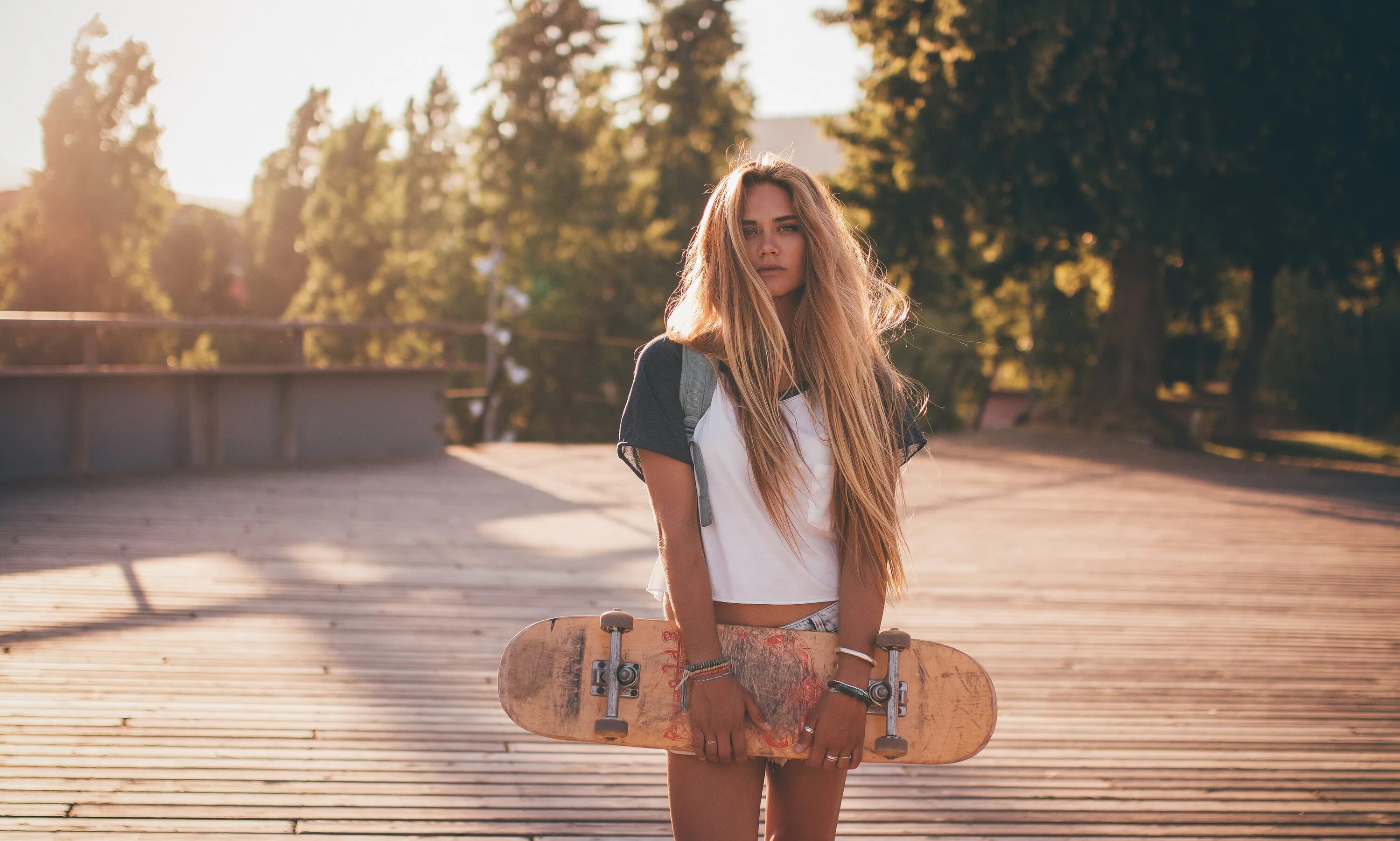 Teen board. Девочка со скейтом. Девушка со скейтом. Девушка на скейтборде. Красивые девушки со скейтом.