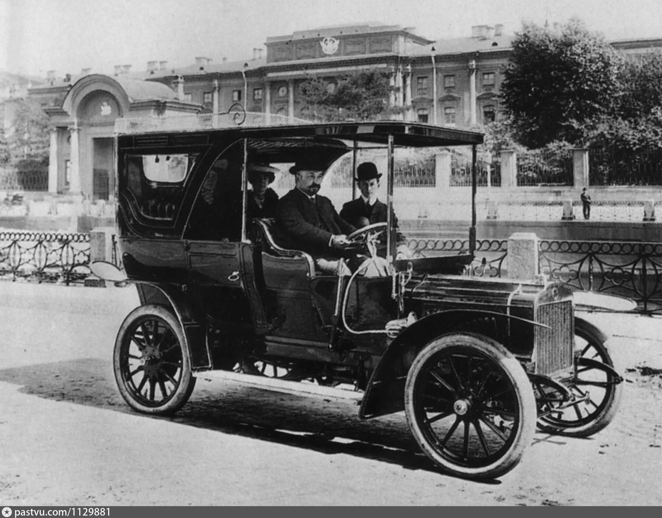 Первый автомобиль в москве. Руссо-Балт 1910. Руссо-Балт 1909. Автомобиль Форд в 1910-1913. Петербург 1895 год первый автомобиль.