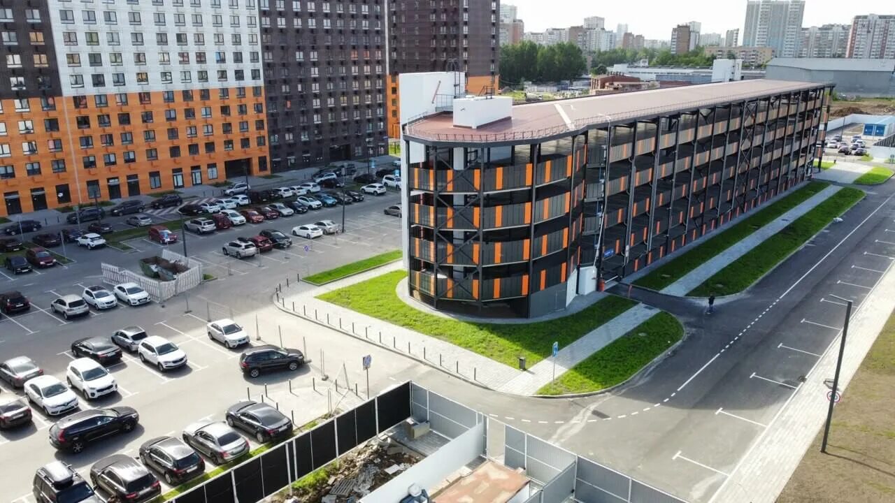 Многоуровневая парковка. Подземная парковка снаружи. Парковка "стройка". Пятиэтажная парковка. Парковочная площадка.