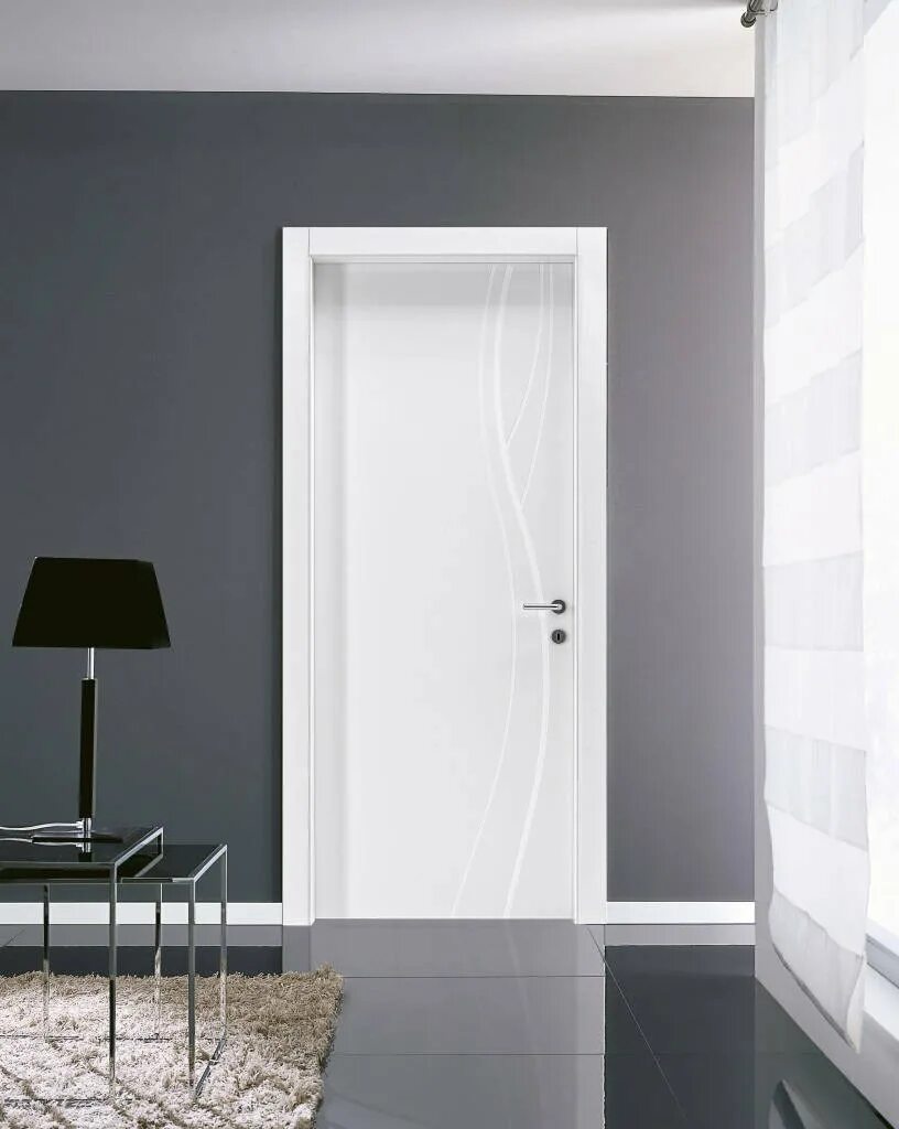 Двери 76. Глянцевые двери. Глянцевые двери в интерьере. Белые глянцевые двери. Белые межкомнатные двери современный стиль.