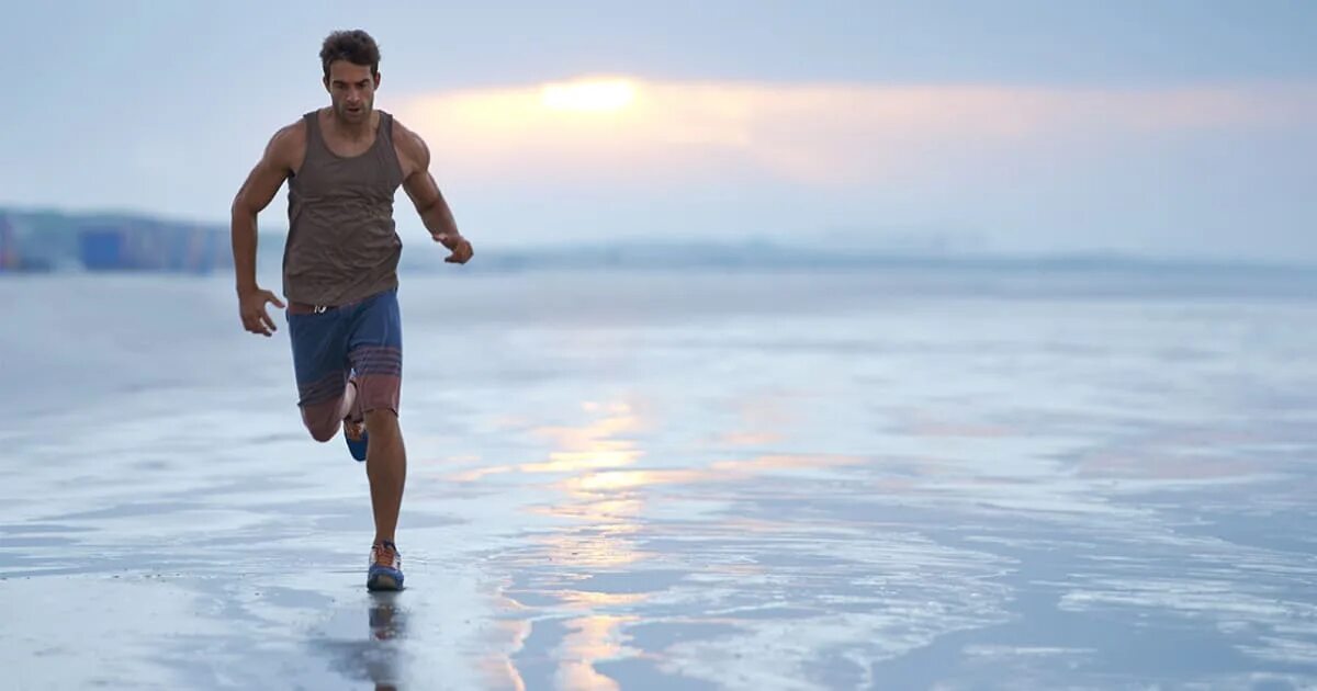 Ready man. Бег по песку. Женщина мужчина бег по пляжу. Run man. A well built man on the Beach.