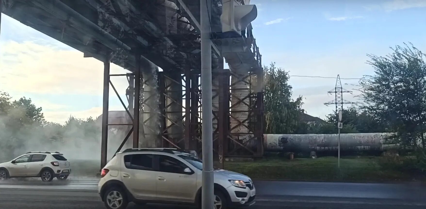 Обрушился водопад. Т плюс Саратов Коммунальная авария. Мучкап обвалилась дорога на водокачке.