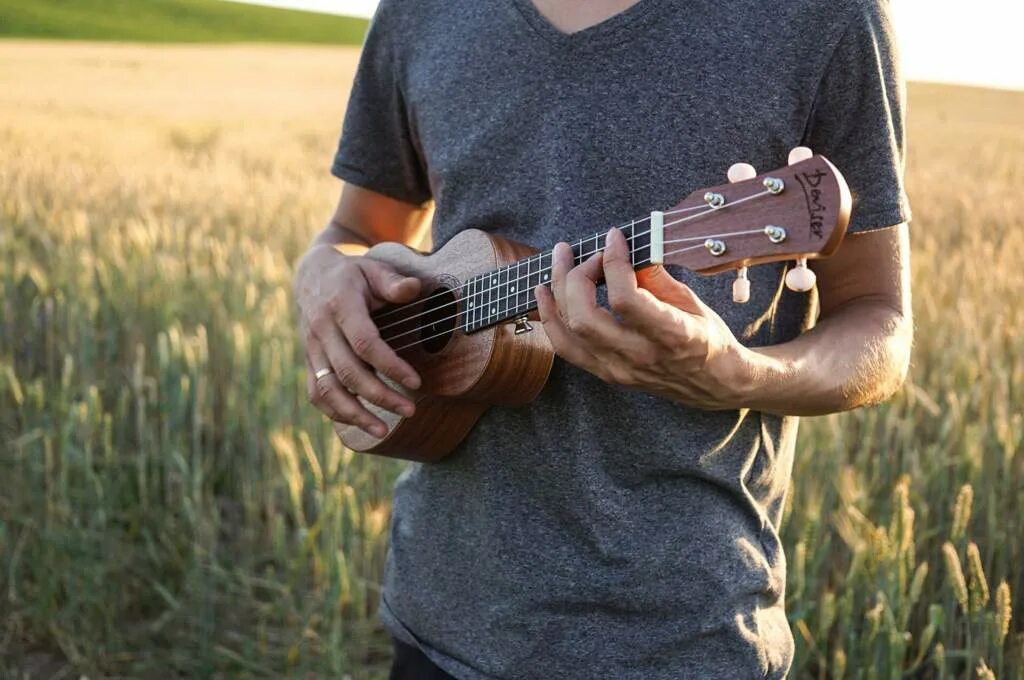 Гавайи укулеле эстетика. Укулеле. Игра на укулеле эстетика. Гитара укулеле играть. Гитара укулеле играть.