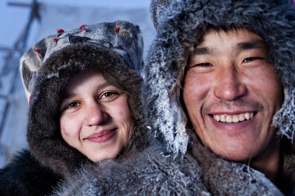 Уважительное отношение к мужу якутской женщины. Эскимосы Чукотки. Русские Эскимосы. Чукотка местные жители. Якуты и русские.