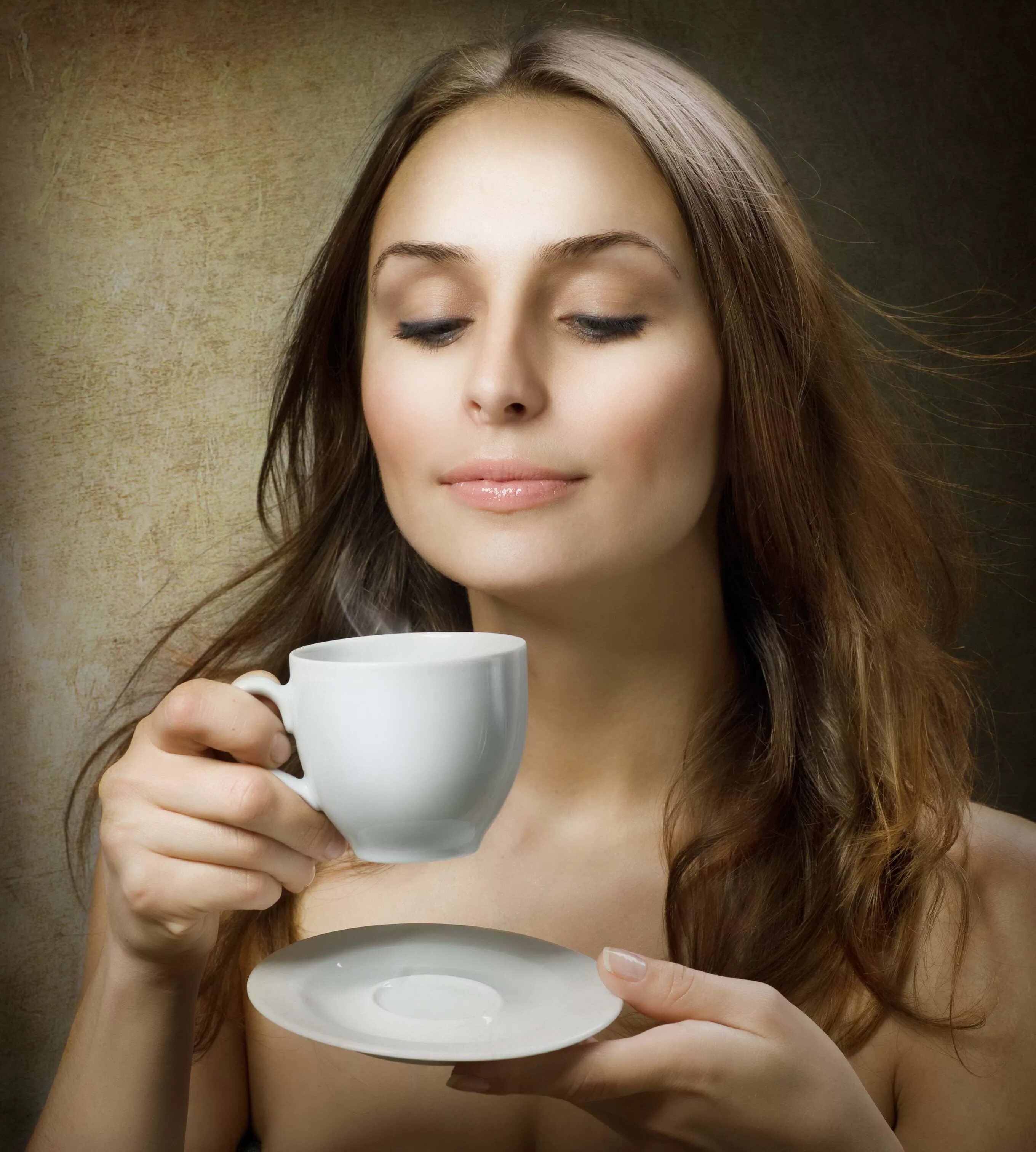 Спокойно попить. Девушка пьет кофе. Человек с чашкой чая. Женщина пьет чай. Женщина с чашкой.
