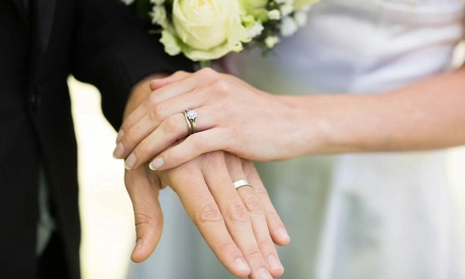 Замуж на какую руку кольцо. Руки молодоженов с кольцами. Свадебные кольца на руках. Руки жениха и невесты с кольцами. Обручальные и помолвочные кольца.