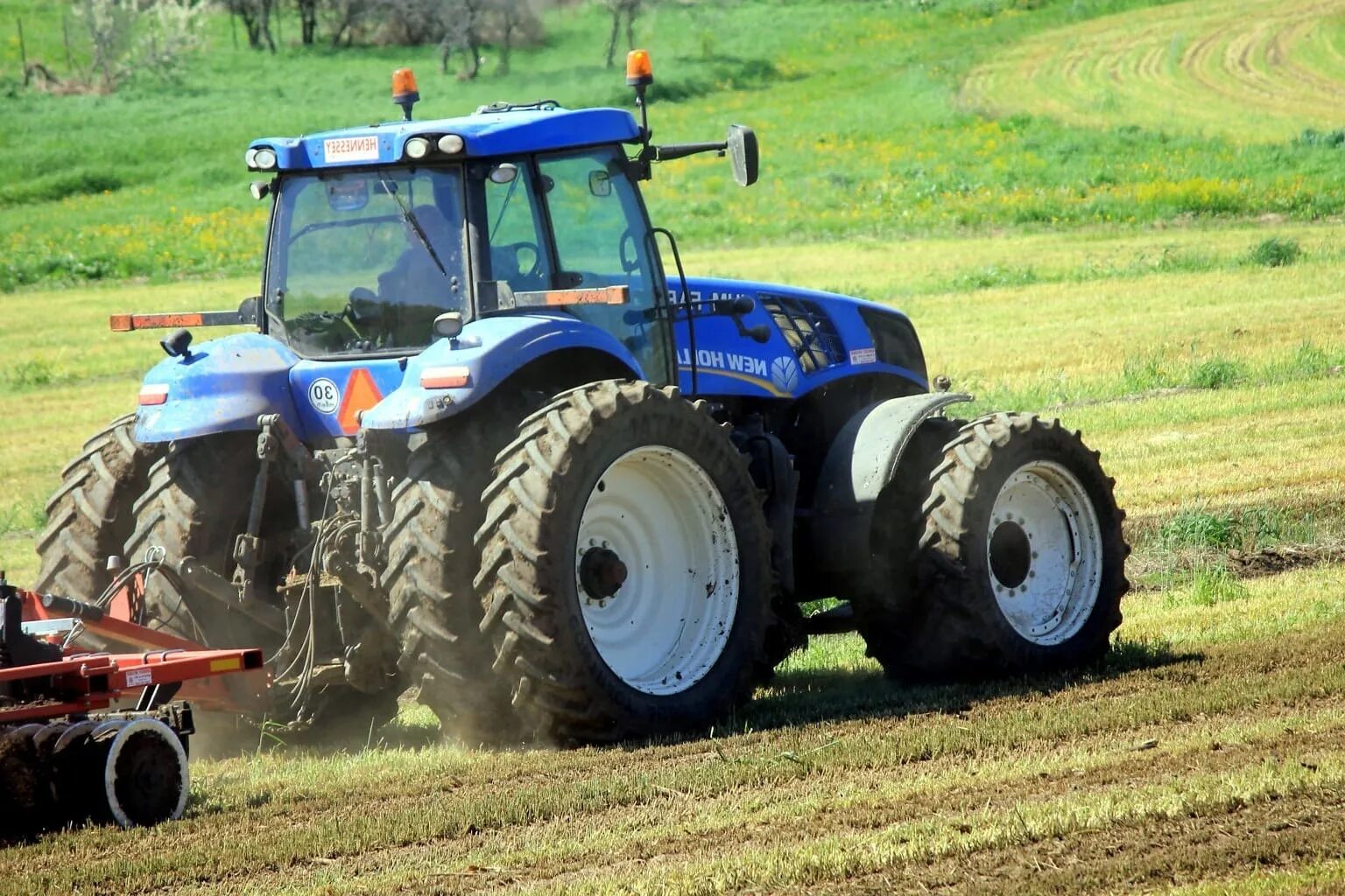 Тракторный бюджет. Трактор Нью Холланд с плугом. Трактор New Holland пахота. Трактор настоящий. Автомобили и тракторы.