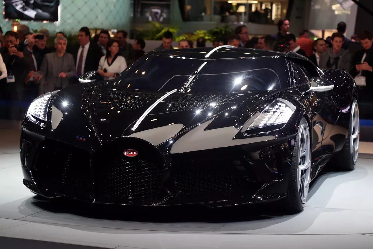 Bugatti voiture noire цена. Бугатти 2019. Бугатти Вейрон 2022. Бугатти Роналду 2019. Машина Bugatti la voiture noire.