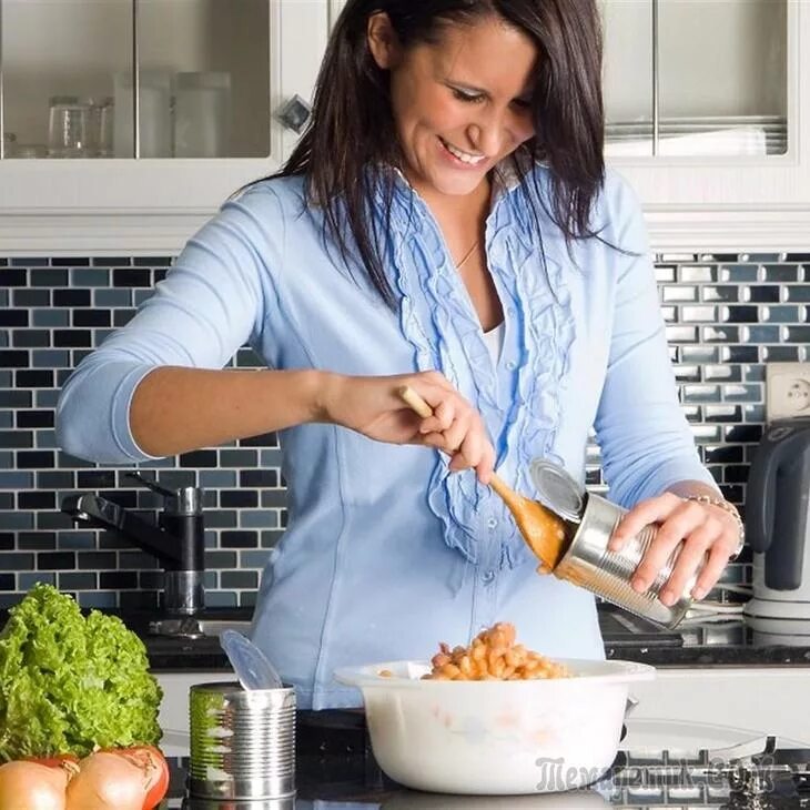 Экономия хозяек. Готовка на кухне. Хозяйка на кухне. Готовка на кухне. Хозяюшка.