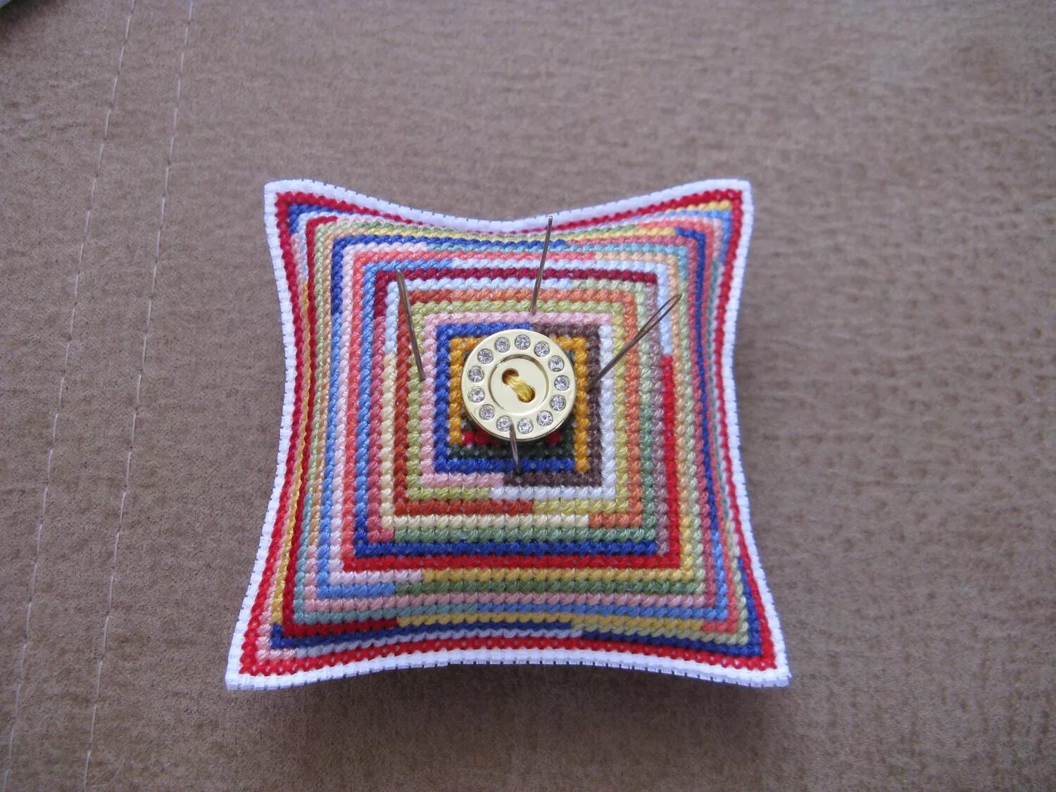 что можно сделать из остатков мулине. вязаные чехлы на табуретки. барджелло калейдоскоп. остатки мулине. подушки из остатков мулине.