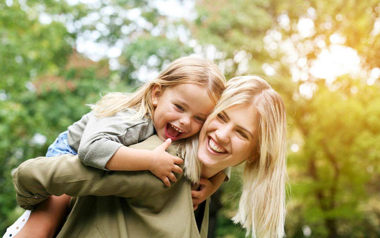 Mom and child. Женщина с ребенком. Счастливая мама с ребенком. Счастливая женщина с ребенком. Счастливая мама счастливый ребенок.