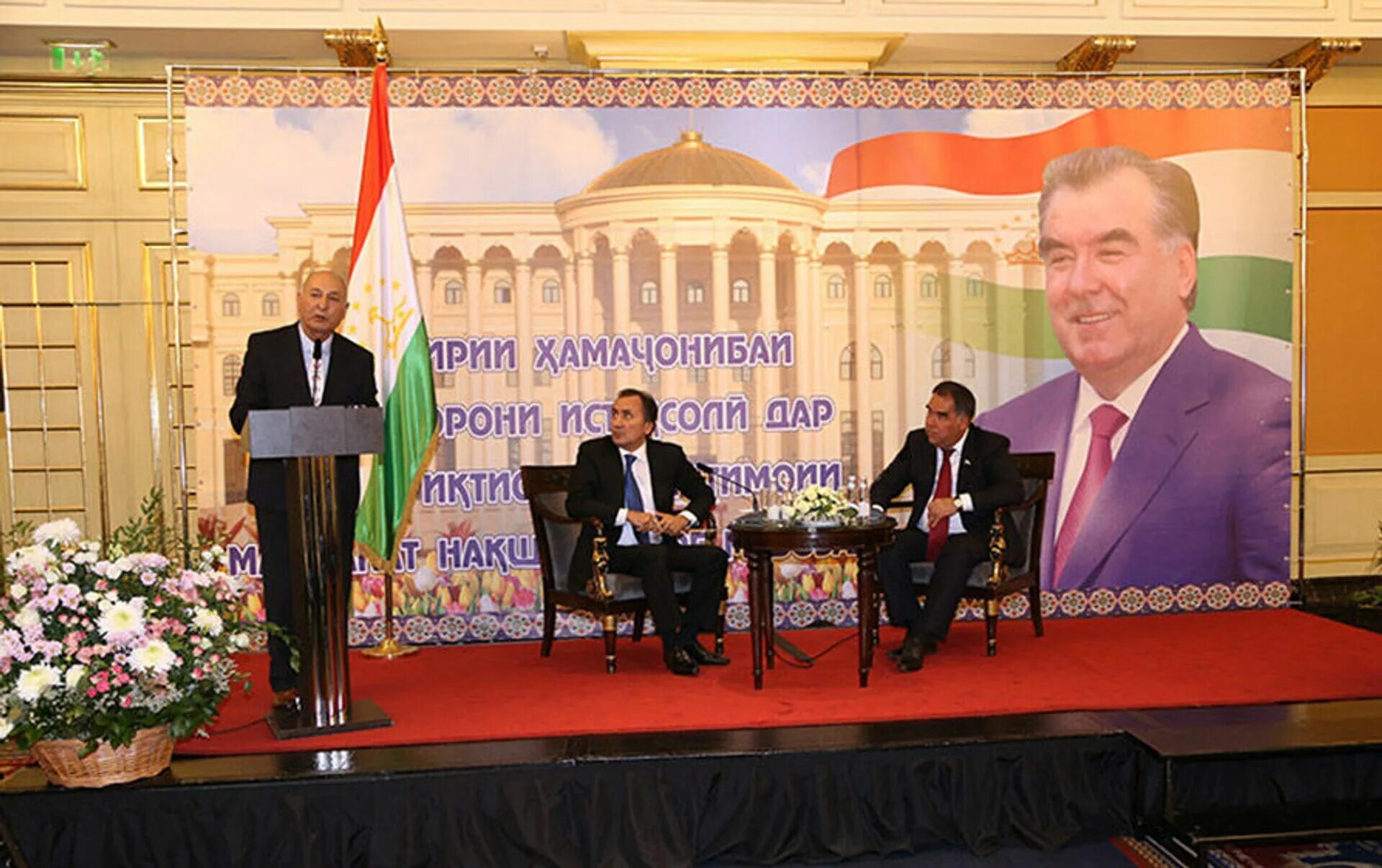 деловая встреча в индии. молодые предприниматели таджикистана. бизнесмен из таджикистана. бизнесмены таджикистана. бизнесмены таджикистана.