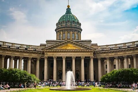 Памятник рядом с казанским собором