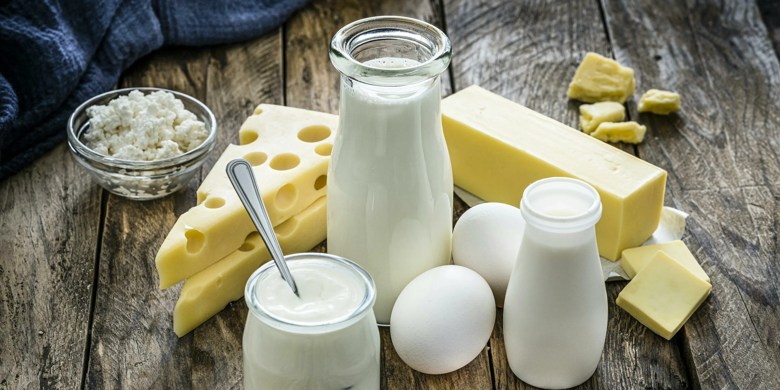 Молочные и кисломолочные. Молочные продукты. молочный изделия. молочные. молоко и молочные продукты.