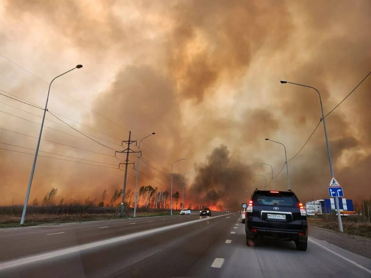 Что произошло 5 мая. Город горит. Трасса в городе. Пожар фото. Лесные пожары в Тюменской области.