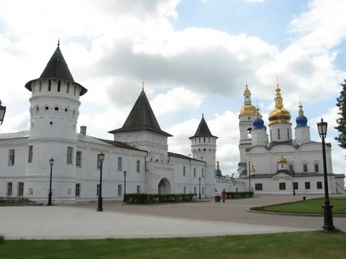 Двор тобольск. Гостиный двор тобольск. с у ремезов гостиный двор. тобольск сити. ремезов дворик тобольск.