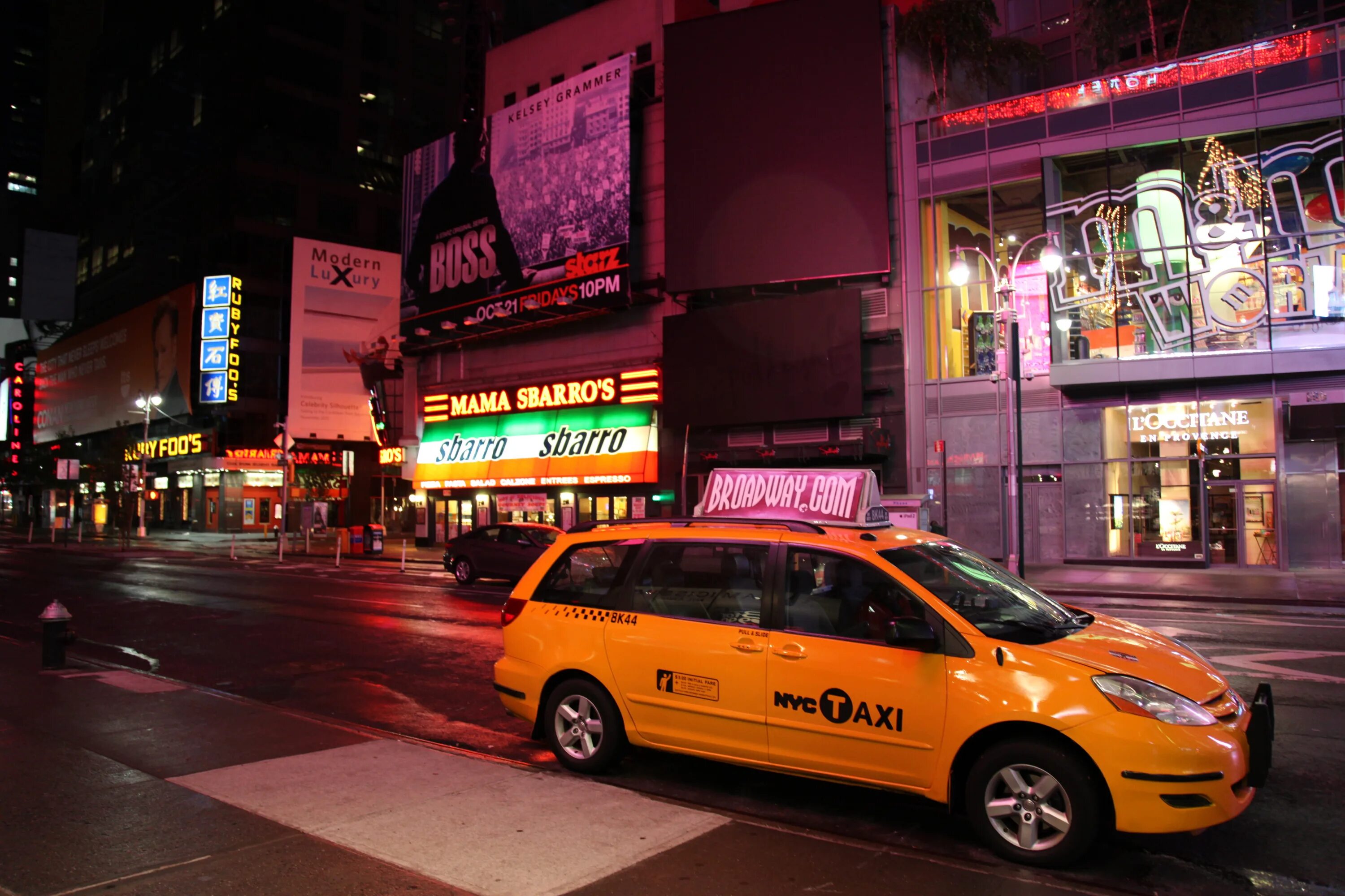 Пьяное такси по городу. Такси Нью-Йорка. Такси на улице. Такси ночью. Такси в городе.