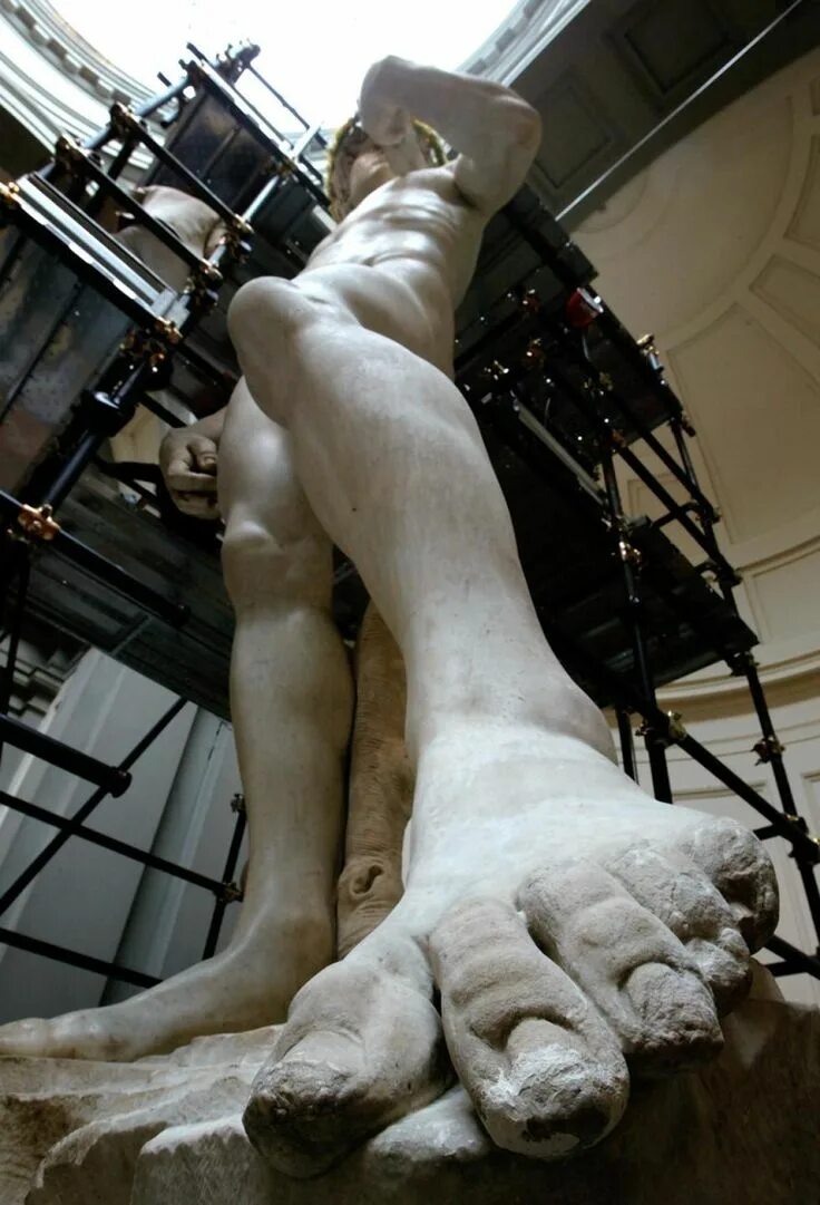 Нога статуя. Ступня Давида Микеланджело. Руки Давида Микеланджело. Рука Давида Микеланджело гипс.