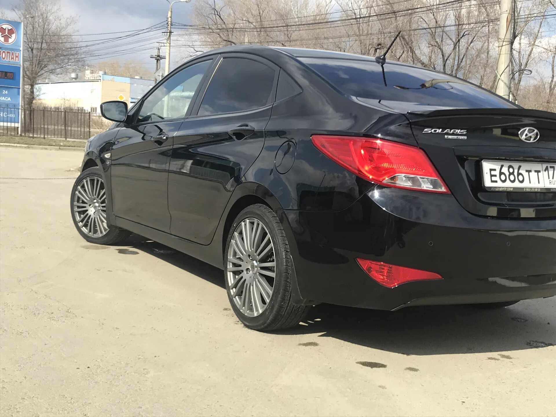 Hyundai solaris r16 черный. Solaris r17. Диски хендай солярис 1. Черный. Hyundai solaris на 17 дисках.