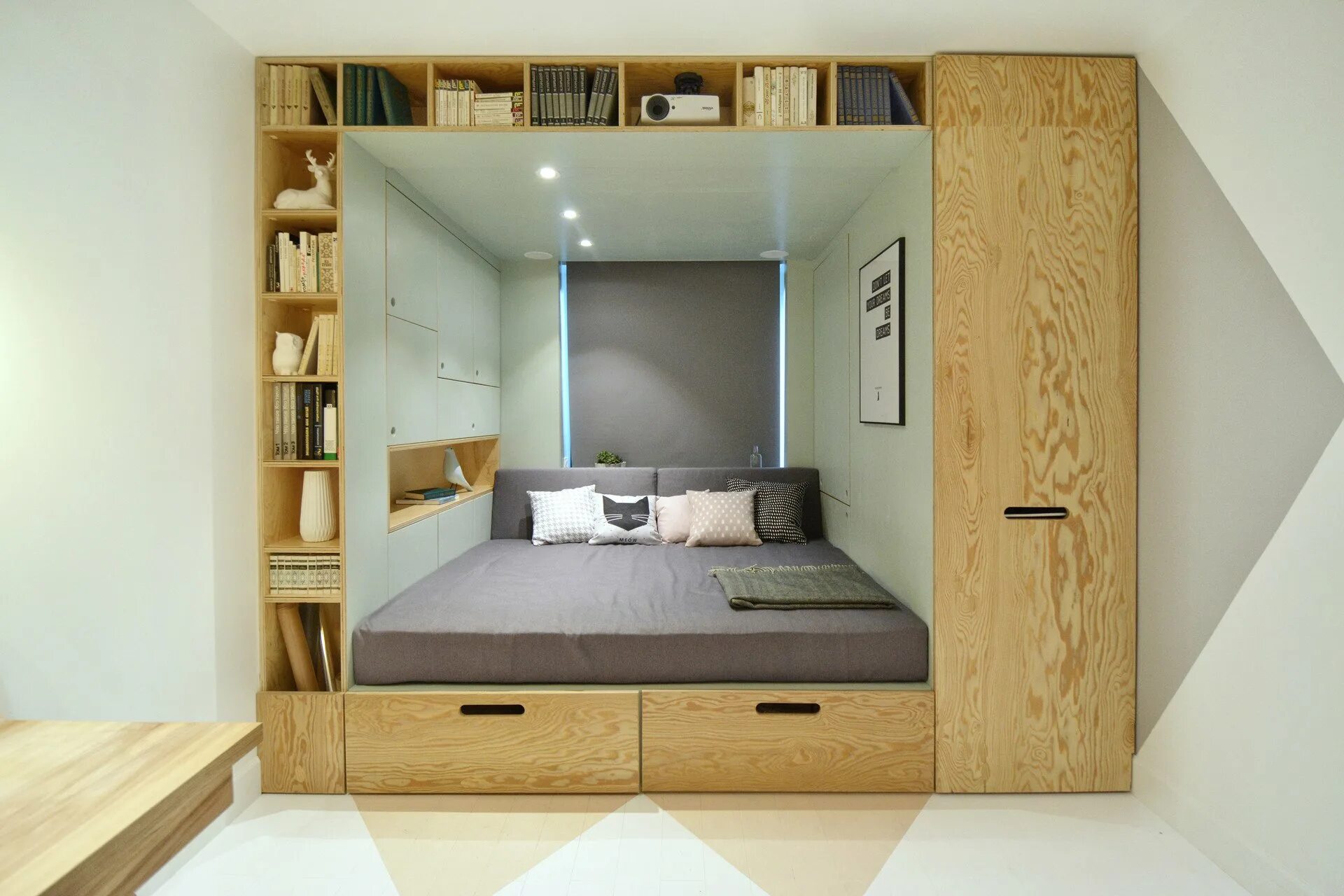 Нестандартная ширина. Кровать встроенная в нишу. Кровать в нише. Ниша для кровати. Спальное место в маленькой квартире.