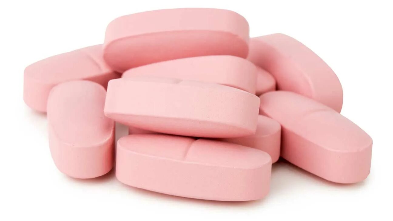 Таблетка бол. Розовые таблетки. Таблетки розового цвета. Большая розовая таблетка. Розовые плоские таблетки.