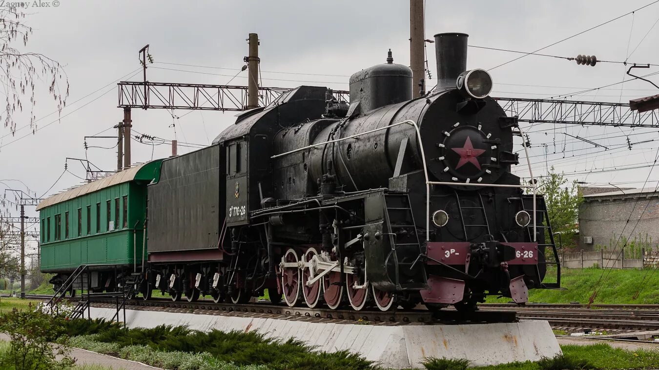 Прилипший к паровозу вагон. Колесо вагона. Паровозные вагоны. Паровоз с вагонами. Прилипший к паровозу вагон.
