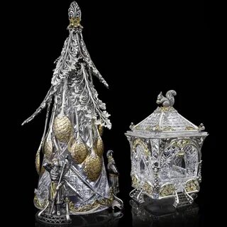 Выклеенные из золотой и серебряной елочной бумаги