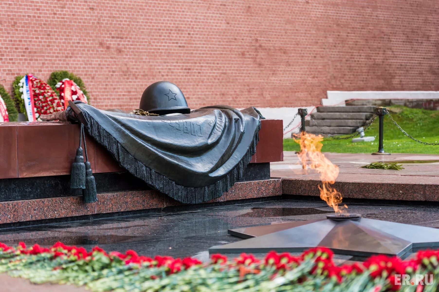 Памятник 9 мая 1966 года в магнитогорске. Москва вечный огонь могила неизвестного солдата. Мемориал могила неизвестного солдата. Могила неизвестного солдата у кремлевской стены в Москве. Мемориальный комплекс могила неизвестного солдата.