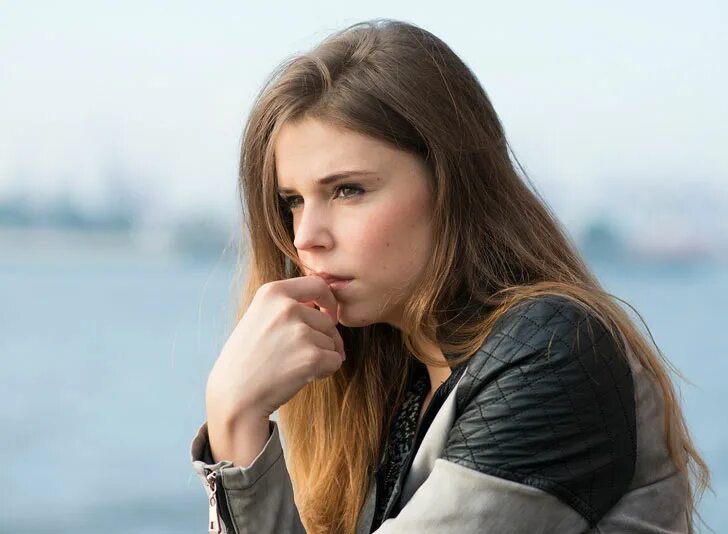 Oktyabrina maximova максим. Почему серьезных девушек. Несерьезная девушка. Октябрина максимова. Девушка серьезная.