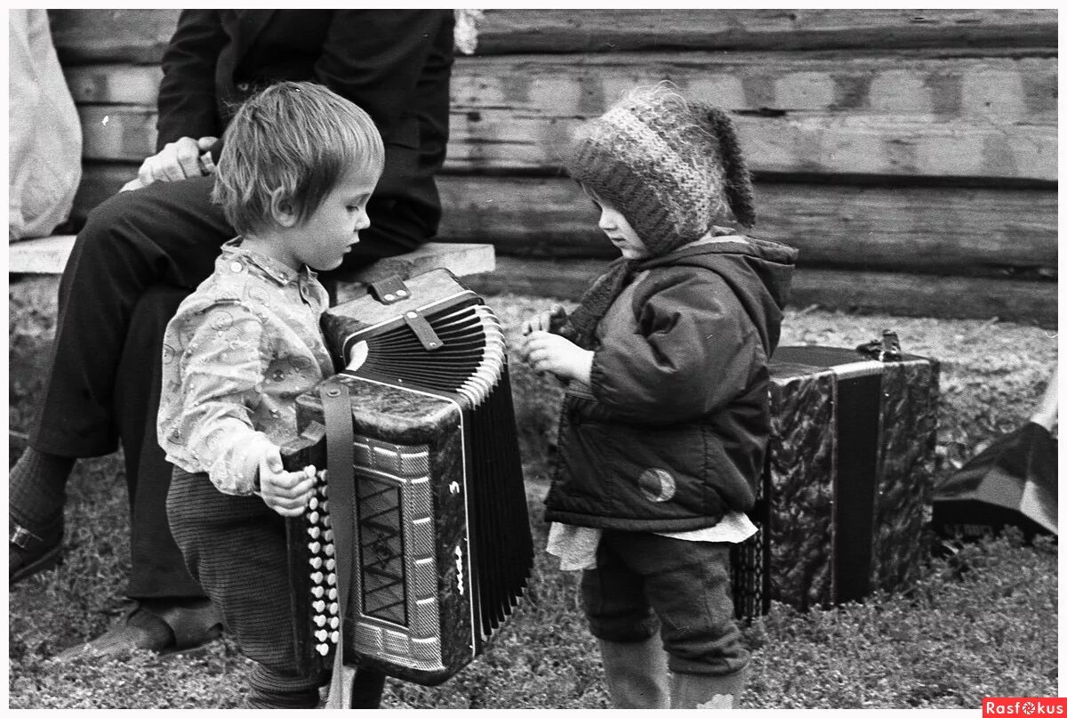 поют возле дома