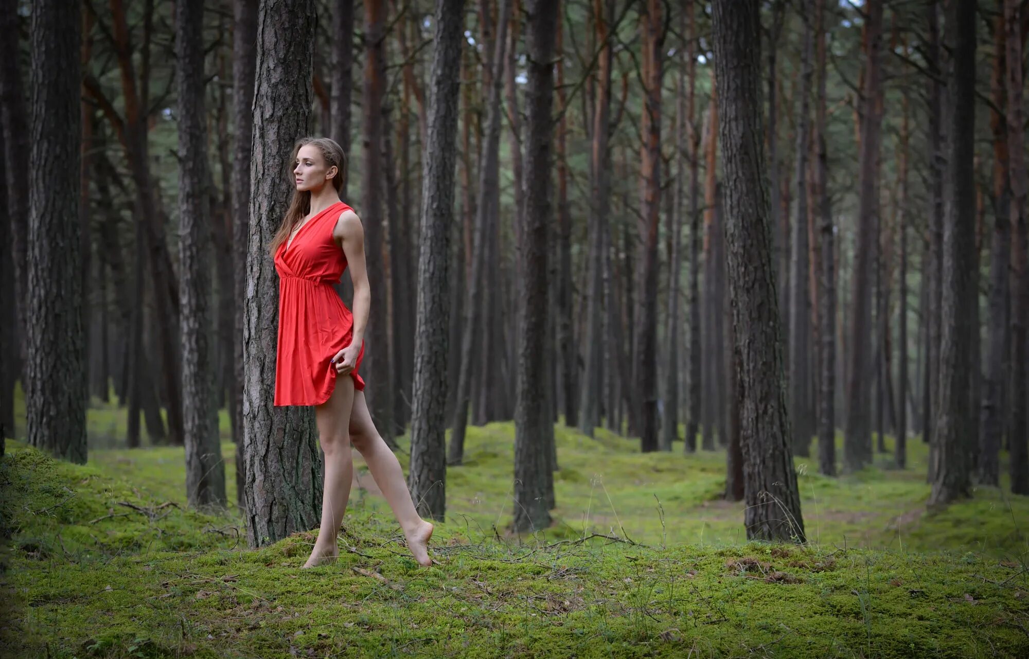 Девочка в лесу. Фотосессия в лесу. Фотосессия в лесу в платье. Юные девушки на природе