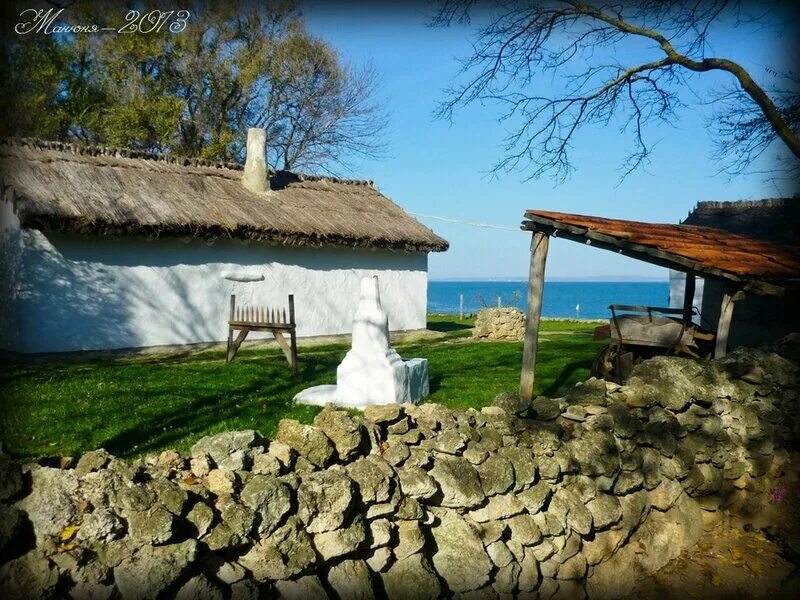 дом лермонтова в тамани. внутренний мир печорина в главе тамань. полный месяц светил на камышовую крышу. лермонтов тамань иллюстрации. лермонтов тамань акварель.