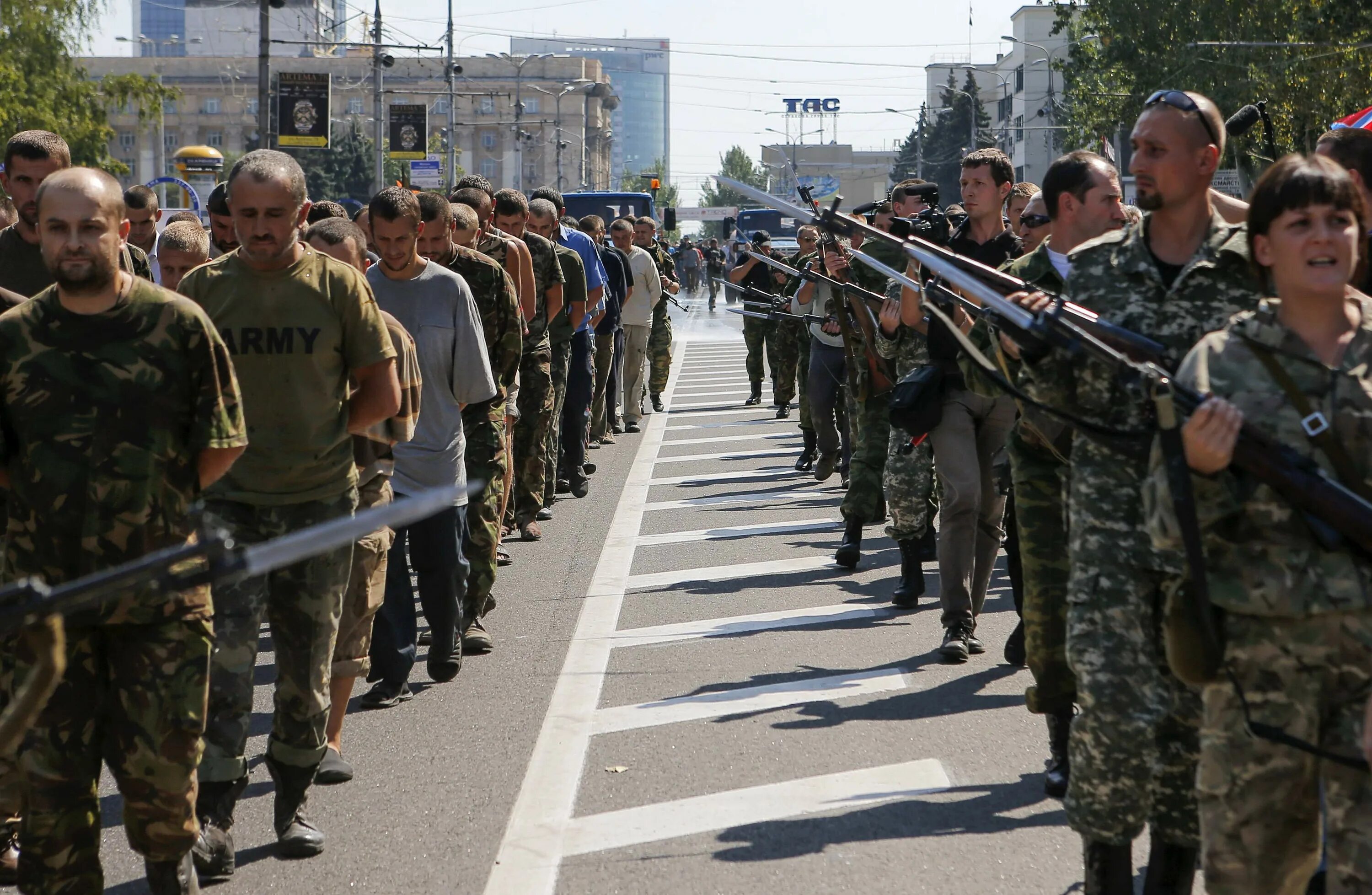 Украинцы донецка. Парад пленных в Донецке. Парад пленных украинцев в Донецке. Парад военнопленных в Донецке 2014. Пленные ВСУ на параде в Донецке.