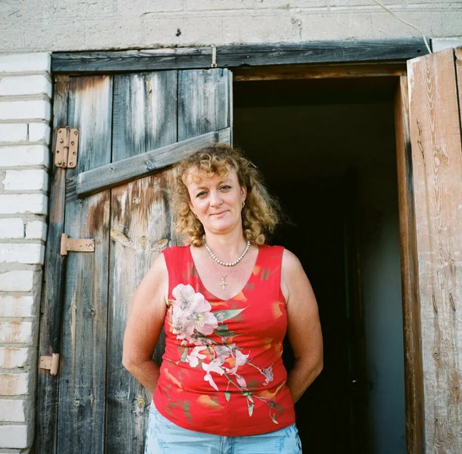 деревенские бабы 50. женщина на даче. пышные деревенские женщины. современная сельская женщина. здоровая деревенская женщина.