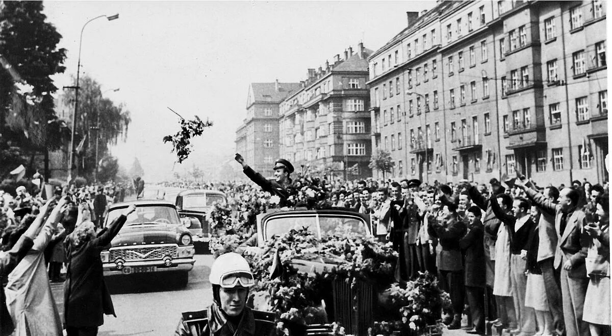 14 апреля 1961 года. Кортеж Юрия Гагарина Москва 1961. Встреча Юрия Гагарина после полета в космос. Встреча Гагарина в Москве после полета 1961 год. Встреча Юрия Гагарина в Москве 14 апреля 1961 года.