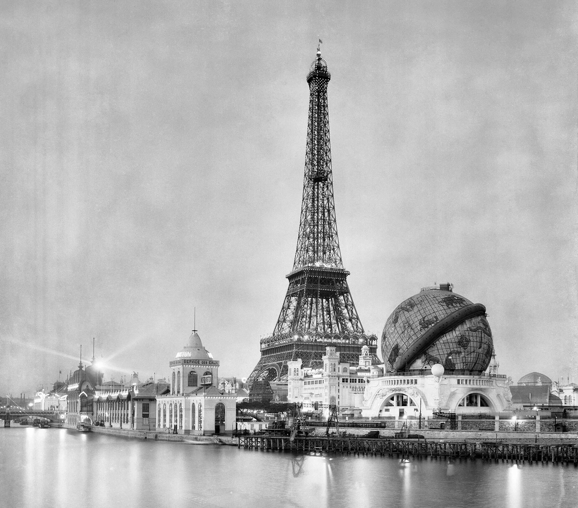 Развитие франции 20 века. Париж 19 век Эйфелева башня. Эйфелева башня 20 век. Эйфелева башня в Париже 1889 год. Франция 20 век Эйфелева башня.