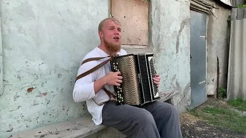 Течет ручей гармонь