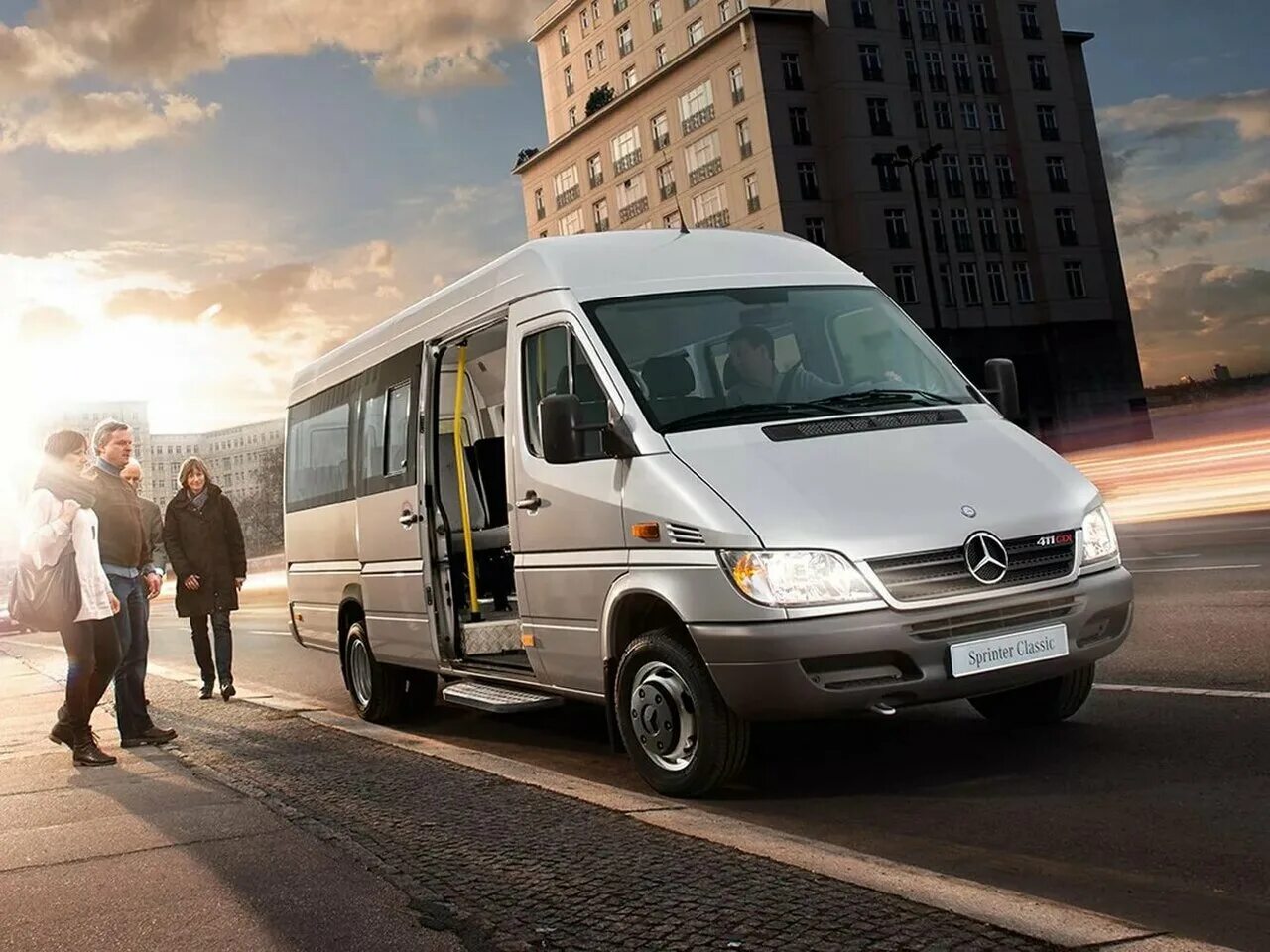 Телефоны пассажирские перевозки. Мерседес Бенц Спринтер. Mercedes Benz Sprinter Classic. Мерседес Бенц Спринтер Классик. Мерседес Спринтер пассажирский.