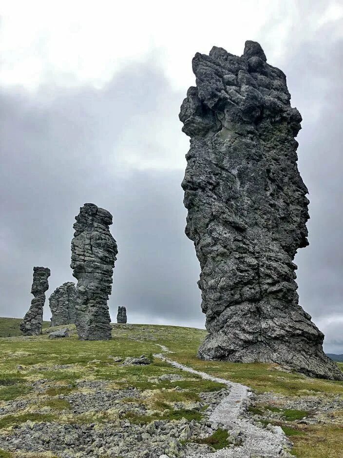 камни маньпупунер. изумрудные копи урала. минералы урала. месторождение изумрудов на урале. уральские горы конжаковский камень.