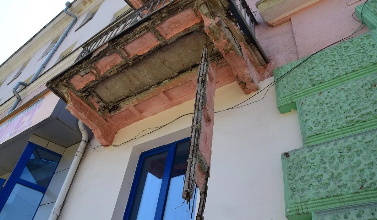 Разваливающийся дом. Дом с разными балконами. На проспекте Шаумяна рухнул балкон. Балкон рухнул с человеком. За 3 недели отремонтировали 58