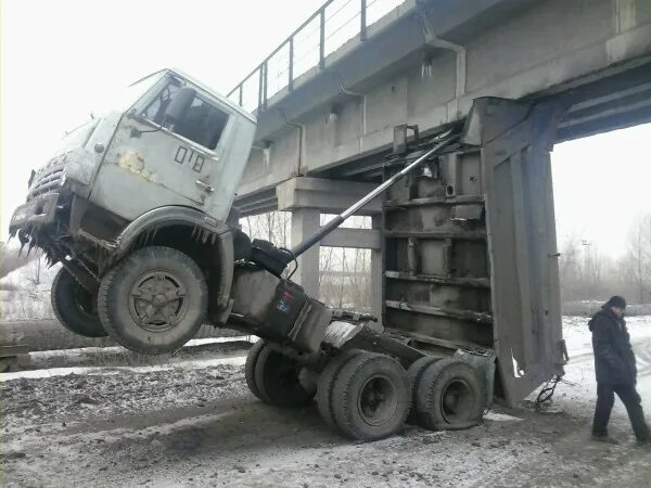 мужик поднял автомобиль. камаз 6520 самосвал подъем кузова. силач тащит грузовик. человек тащит машину. халаджи.