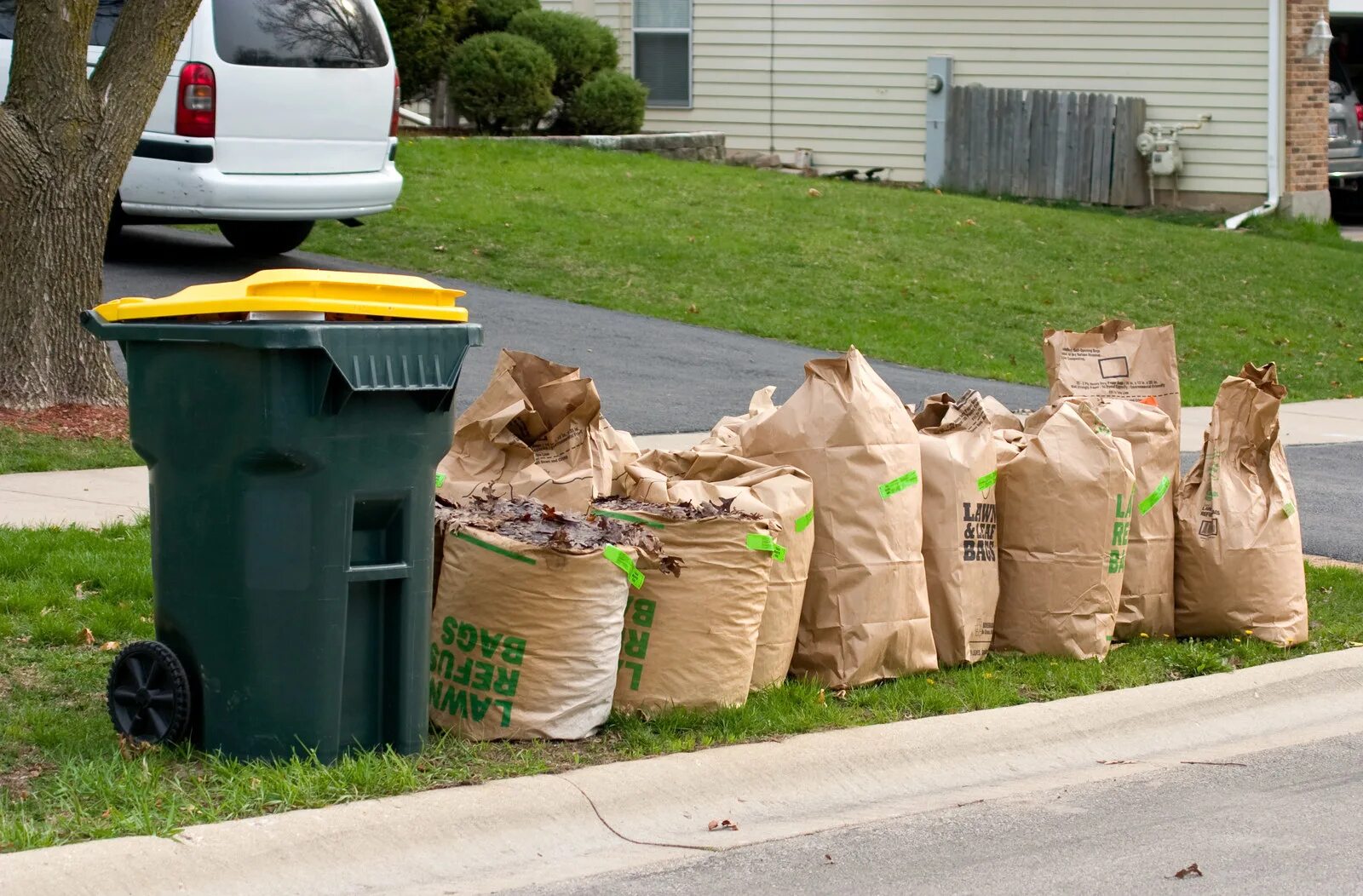Recycling household rubbish. Recycling household rubbish. Recycling household rubbish. Холодильник на помойке. To sort rubbish.