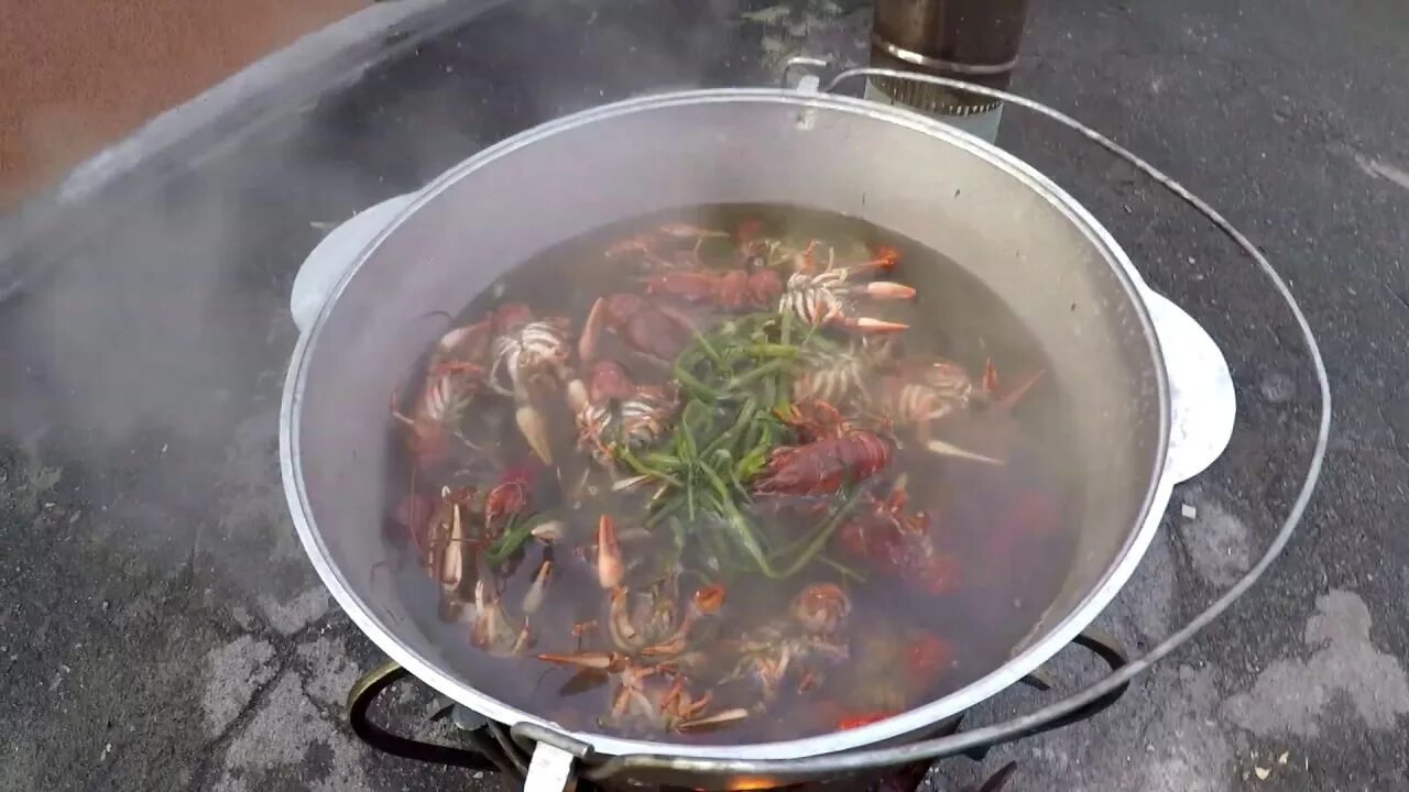 Приготовление в казане. Раки в казане рецепт. Креветки на костре. Уха на природе на костре. Уха на костре в котелке.