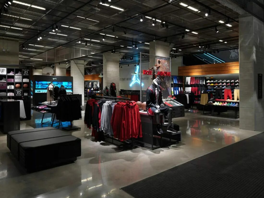 Магазин найк в минске. Nike Town Chicago. Nike USA shop. Nike магазин. Интерьер магазина одежды.