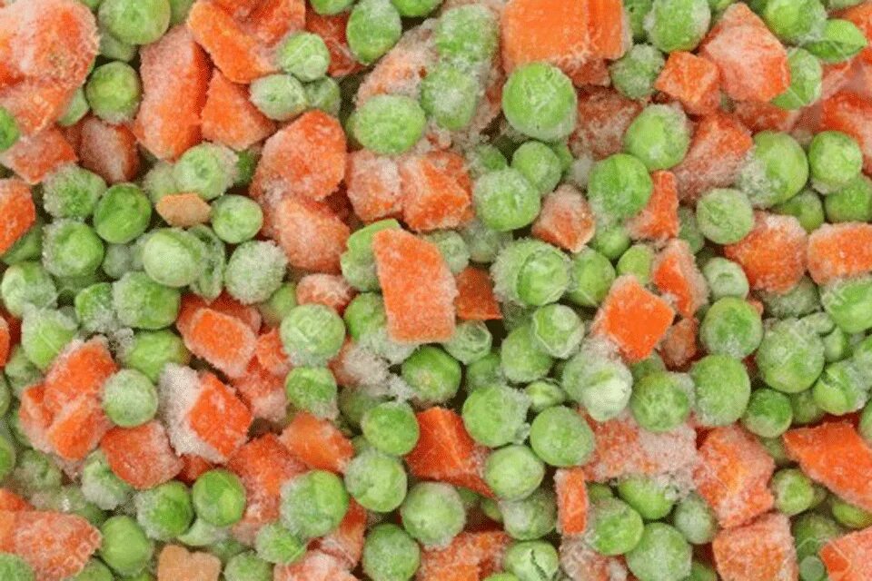 Овощная смесь состоит из горошка и морковки
