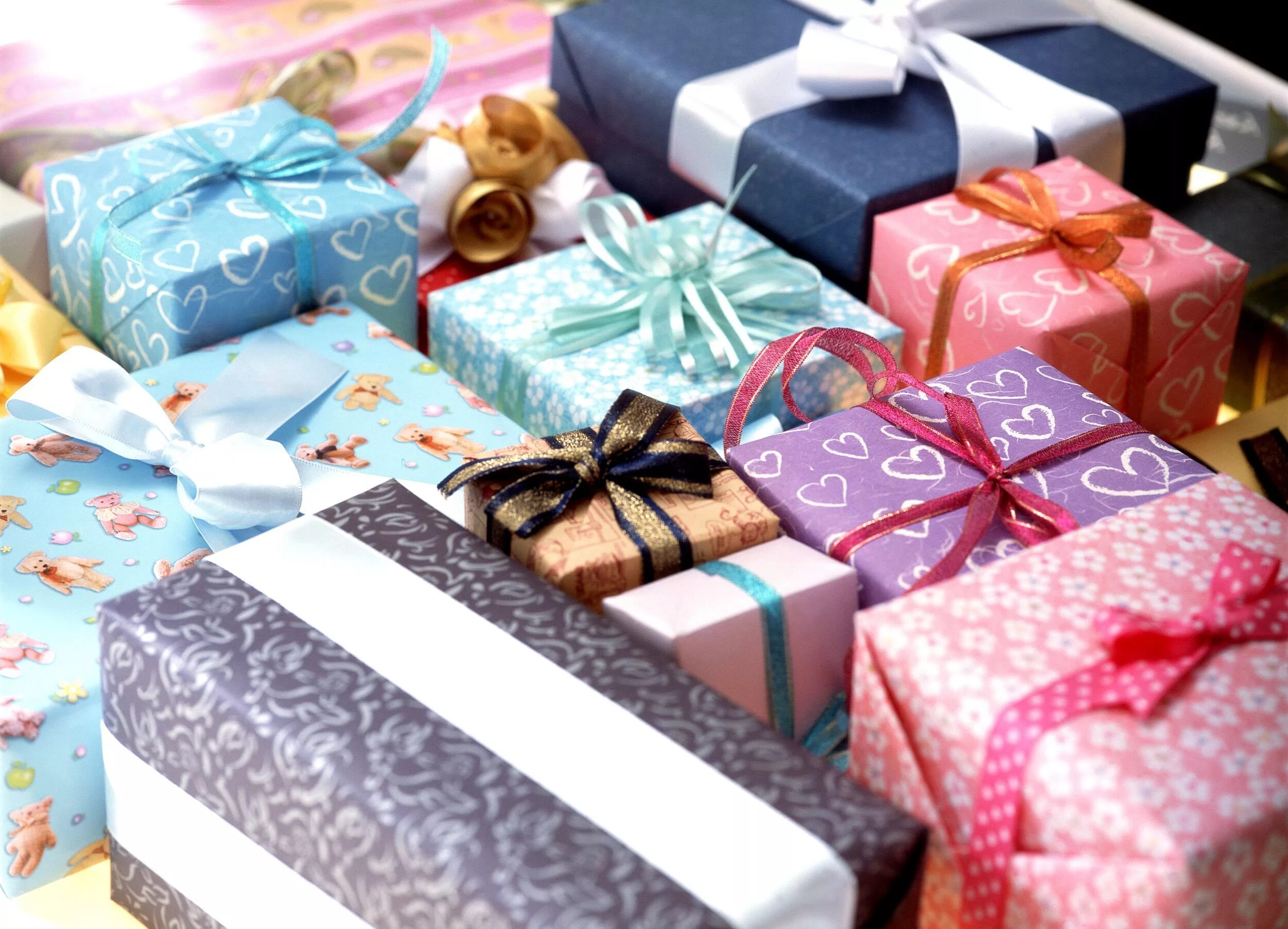 Kinds of presents. Подарок на день рождения. Красивые подарки. Гора подарков. Бодарк.