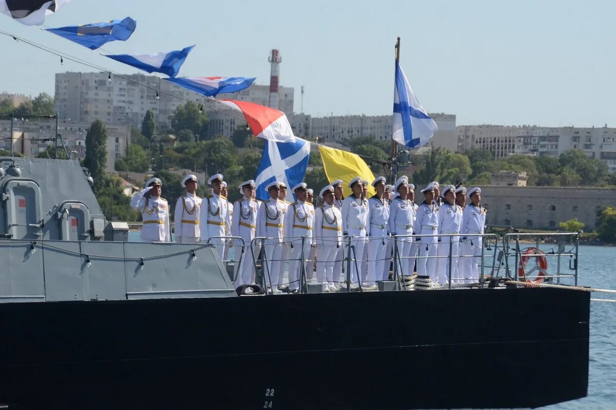 Морской флот севастополя. Парад Черноморского флота в Севастополе. Днем военоморского флота Севастополь. Парад кораблей Севастополь ВМФ. День ВМФ В Севастополе парад кораблей.