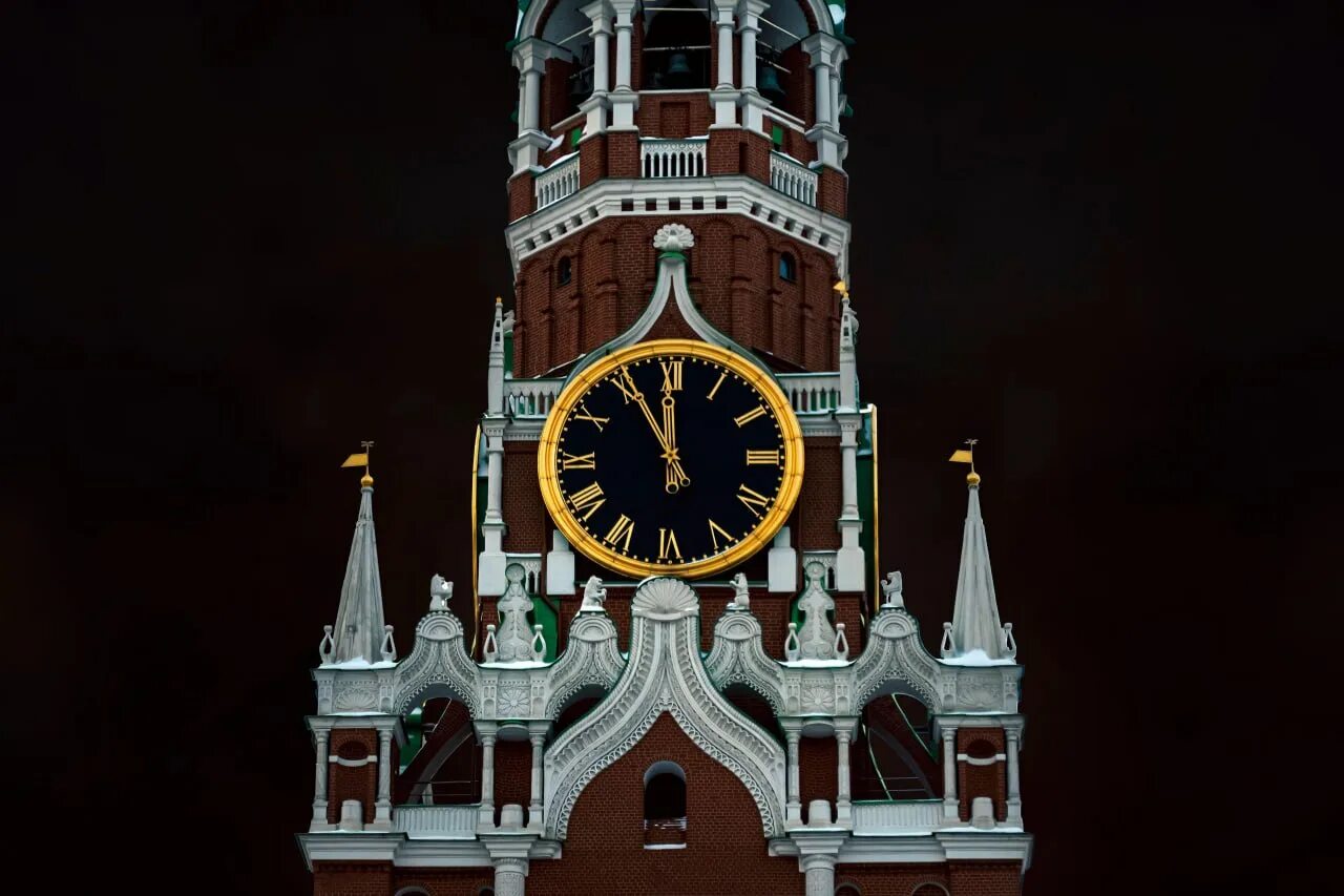 Спасская башня кремля. Куранты на спасской башне московского кремля. Бой куранты кремля. Часы на спасской башне кремля. Бой курантов на спасской башне московского кремля.